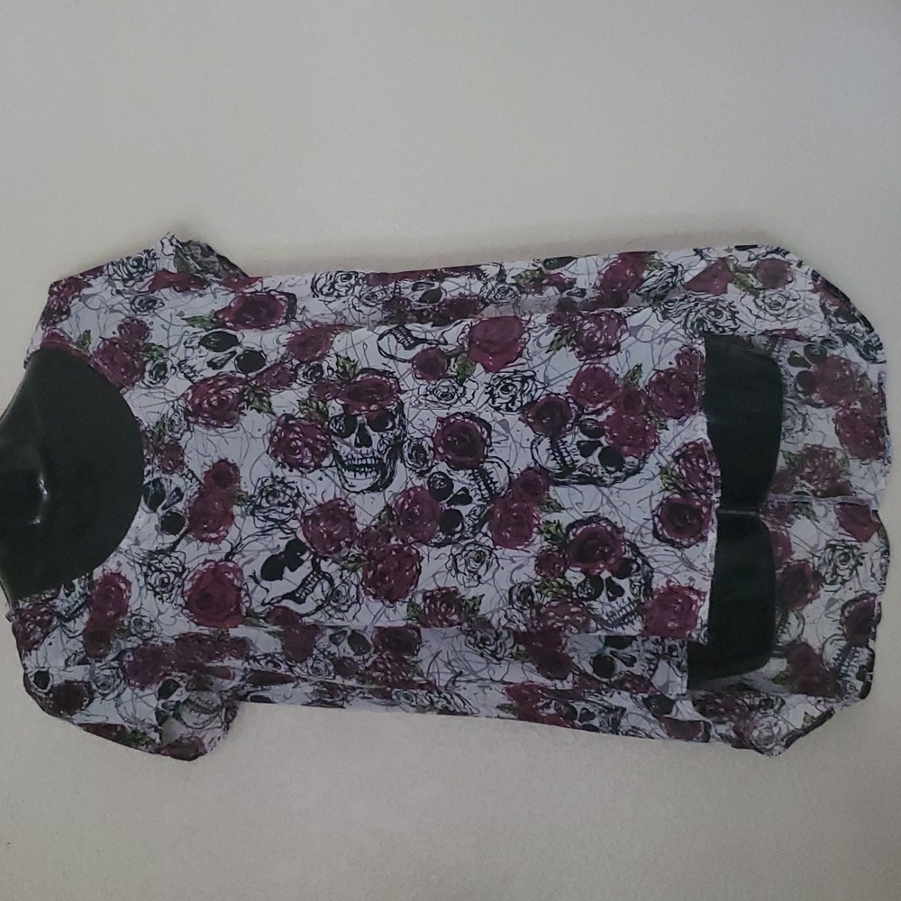 Hot topic floral/skull top